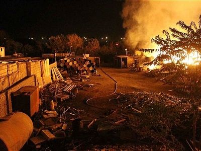 آتش‌سوزی گسترده در انبار بزرگ چوب