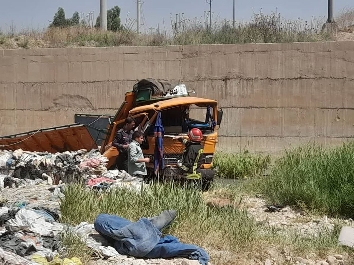 دو مصدوم در سقوط خودرو خاور از روی پل سلطان آباد 