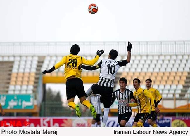 بازی صبای قم و سپاهان اصفهان در ورزشگاه یادگار امام شهر قم