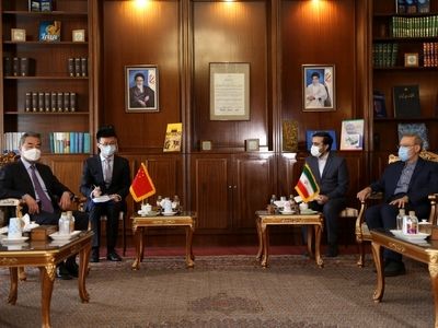 وزیر خارجه چین با لاریجانی دیدار کرد/ نهایی شدن برنامه جامع همکاری تهران و پکن