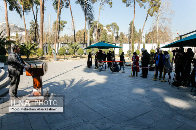 اعضای هیأت دولت در جمع خبرنگاران