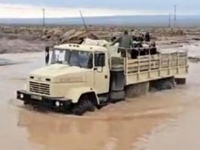 انتقال دانش آموزان مناطق مرزی خراسان جنوبی با خودروهای ارتش به محل آزمون کنکور