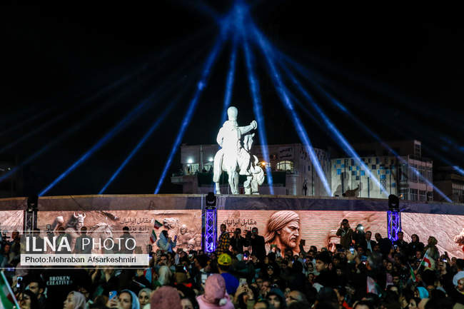 رونمایی از مجسمه «زانو زنندگان برابر ایران»