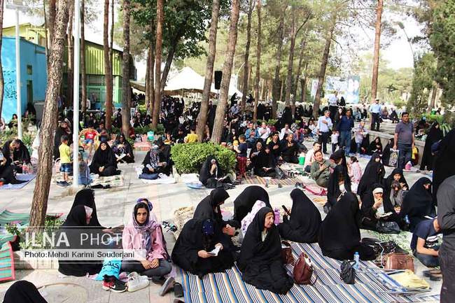 دعای عرفه در گلستان شهدا اصفهان 