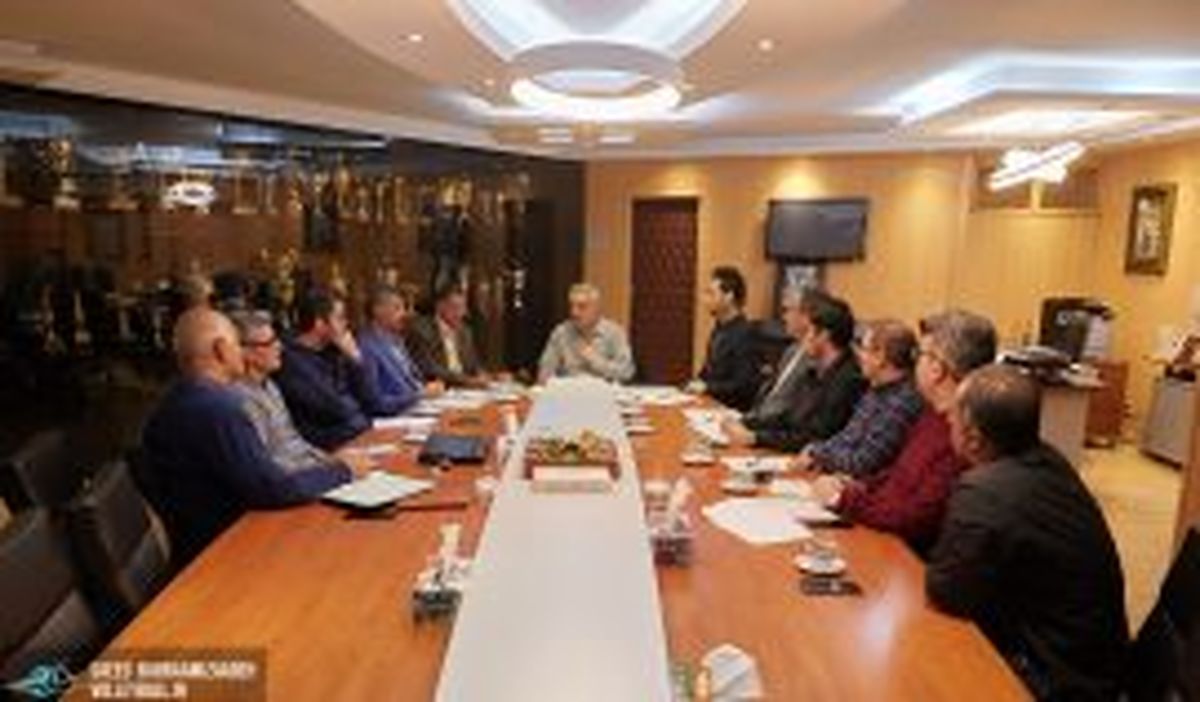 جلسه رئیس فدراسیون والیبال و کمیته‌ها برای ابلاغ و بررسی آیین نامه مالی وزارت ورزش و جوانان