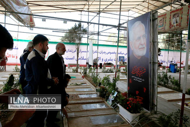 تجدید میثاق اعضای خانه کارگر در هفته کارگر با امام و شهدا و نشست در خا