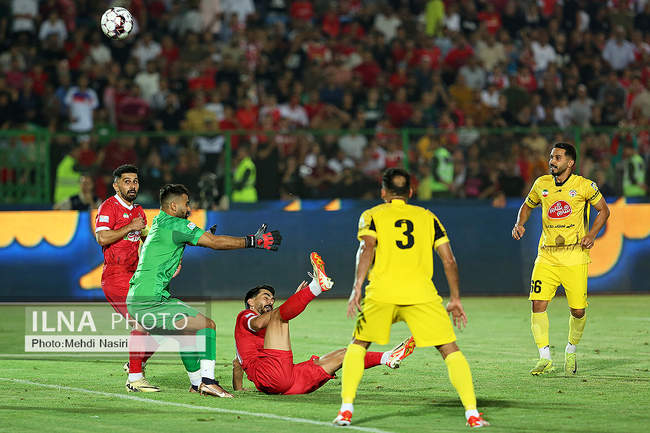 دیدار تیمهای فوتبال پرسپولیس تهران و فجر شهید سپاسی شیراز 