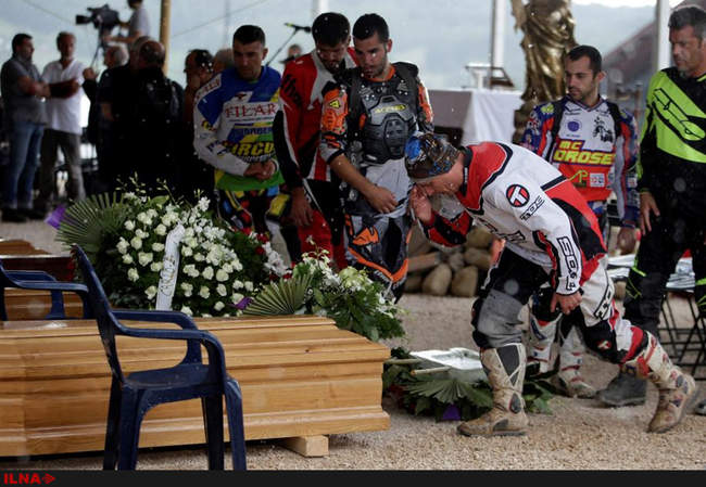 عزاداری خانواده اندوهگین برای از دست دادن عزیزان خود در منطقه زلزله 