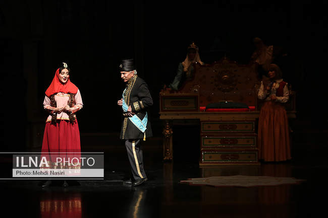 نمایش «باغ شب‌نمای ما» به کارگردانی هادی مرزبان