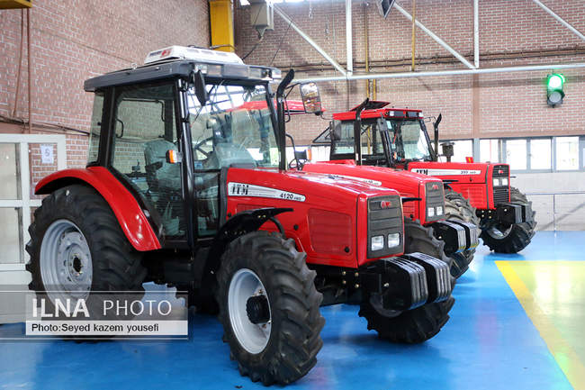بازدید رییس کل بانک‌مرکزی از مجموعه تراکتورسازی ایران