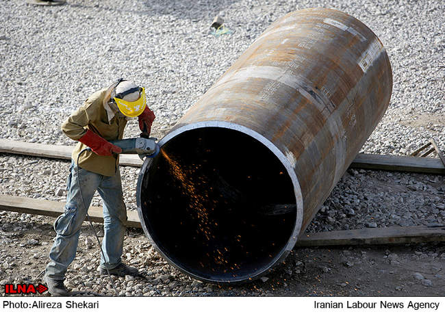 کارگران ایستاده‌اند... (1)