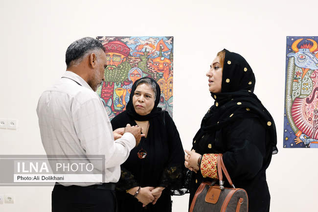 نمایشگاه «صلح» در فین؛ پوسترهای آذرخش فراهانی روی دیوار فرهنگ