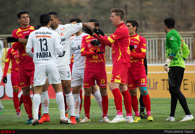 مسابقه فوتبال بین دو تیم نفت تهران و سایپای تهران