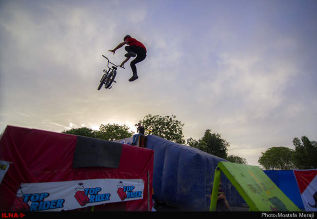اجرای حرکات نمایشی تاپ رایدر در پارک دولت شهر دزفول