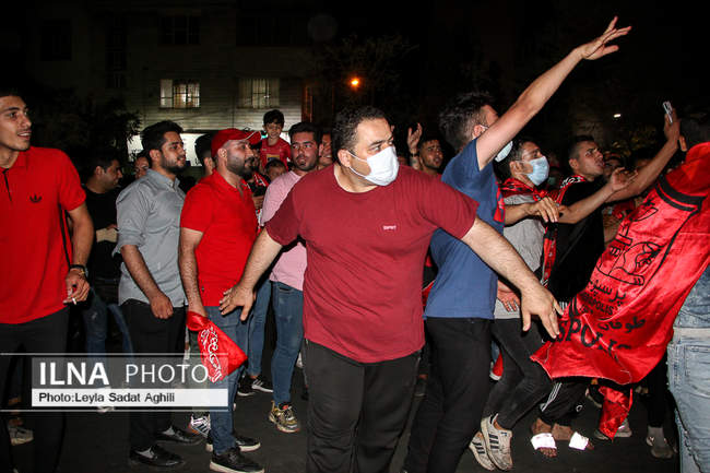 شادی خطرناک هواداران پرسپولیس پس از قهرمانی در لیگ برتر 