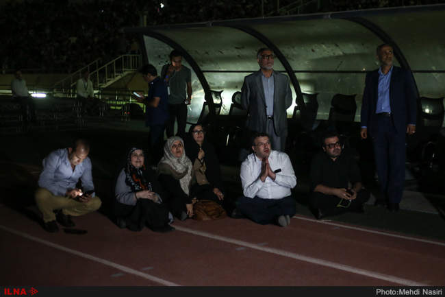 تماشای بازی ایران و اسپانیا  در ورزشگاه آزادی
