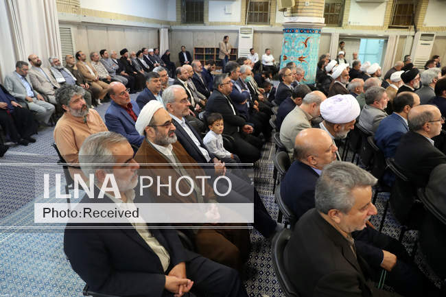 دیدار جمعی از مردم، مسئولان و مهمانان کنفرانس وحدت اسلامی با مقام مع