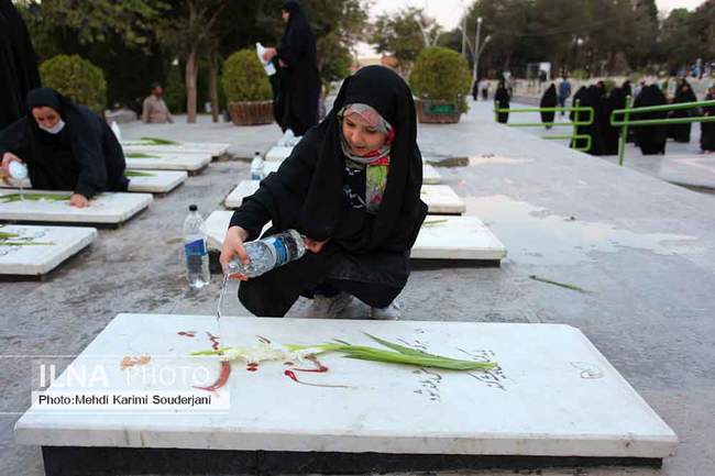 غبار روبی و گل افشانی گلستان شهدای اصفهان