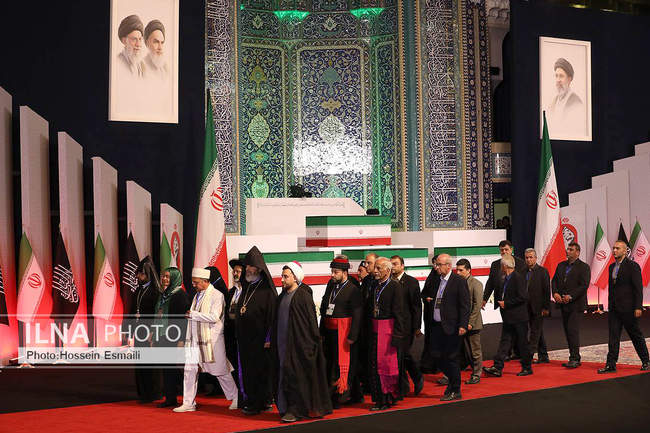ادای احترام مهمانان و مسئولان خارجی به پیکر امام شهید/1