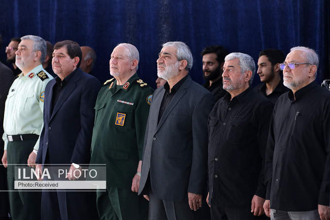 اقامه نماز بر پیکر رهبر شهید انقلاب با حضور جمعی از مسئولان، کارگزار�