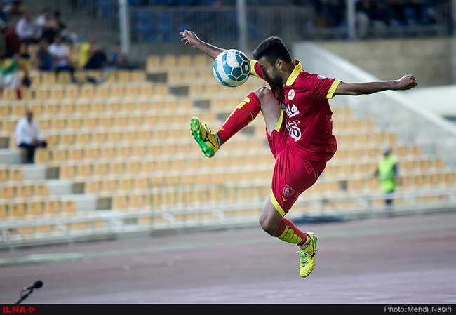 مسابقه فوتبال بین دوتیم نفت تهران و صنعت نفت آبادان