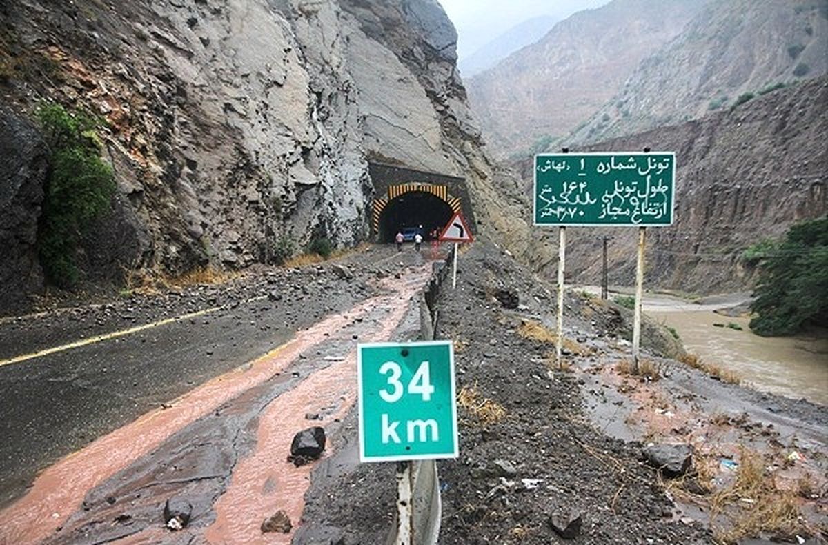 مصدومیت ۴ نفر بر اثر ریزش کوه در جاده هراز