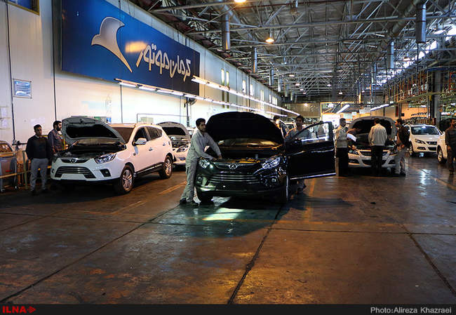 کارگران ایستاده اند...