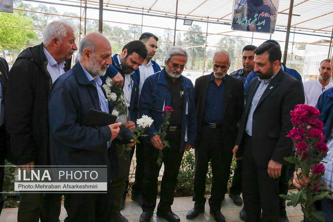 تجدید میثاق اعضای خانه کارگر در هفته کارگر با امام و شهدا و نشست در خا