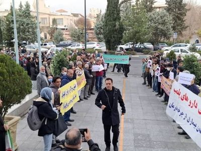 کمبود شربت اپیوم در ۱۵ استان؛ تجمع درمانگران اعتیاد مقابل وزارت بهداشت

