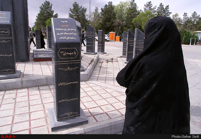 زیارت اهل قبور در آخرین پنجشنبه سال در بهشت زهرا