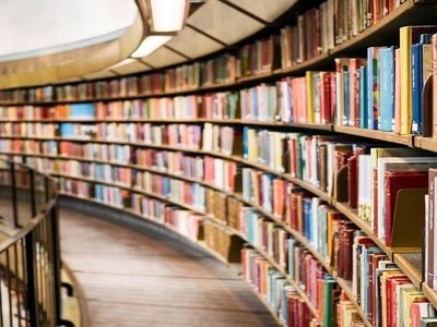  6 کتاب شعر محبوب که باید در کتابخانه خود داشته باشید