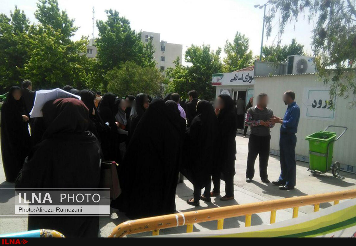 آموزش دهندگان نهضت سوادموزی مقابل مجلس تجمع کردند 