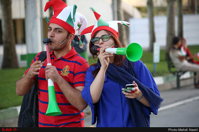 تماشای بازی ایران و پرتغال در ورزشگاه آزادی