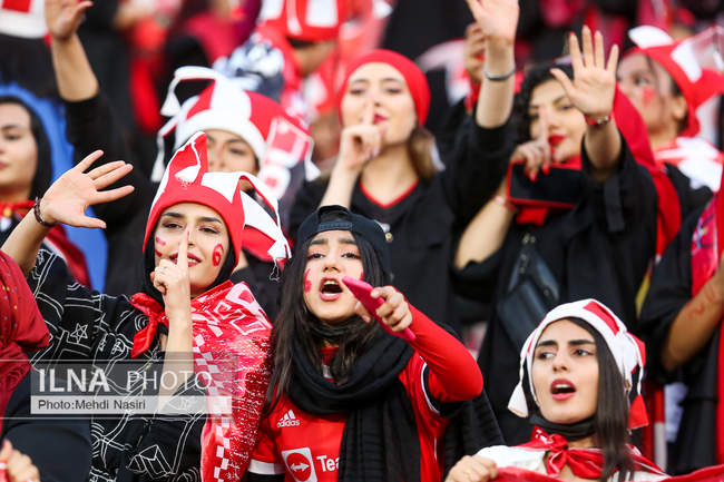 تصاویری از اولین حضور بانوان پرپسولیسی در لیگ برتر فوتبال در ورزشگاه