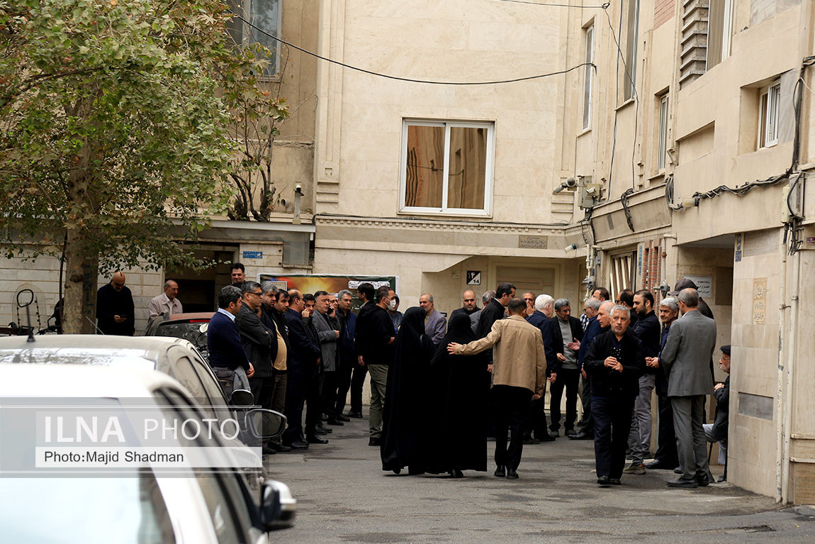  تشییع مرحومه مغفوره «زرین احمدی نژاد»