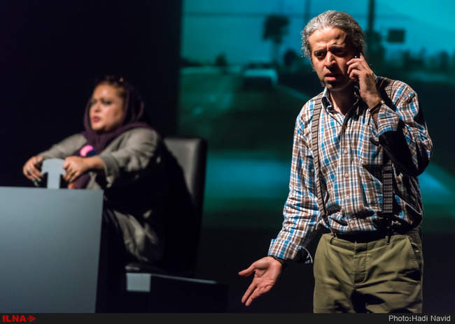 نمایش «زنانی که به بزها خیره شده اند»