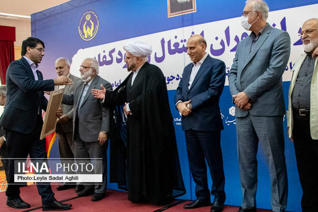 تقدیر از بانک های عامل پیشرو در پرداخت تسهیلات اشتغال و خودکفایی