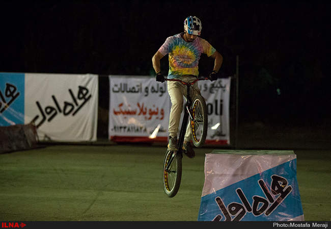 اجرای حرکات نمایشی تاپ رایدر در پارک ملت شهر کرد