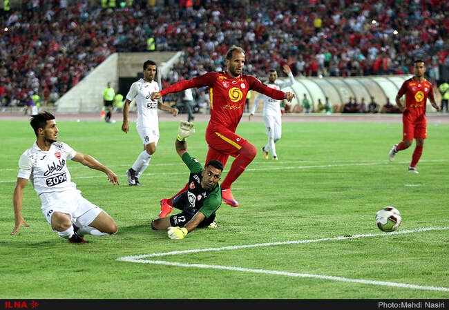 دیدار تیمهای پرسپولیس تهران و نفت تهران