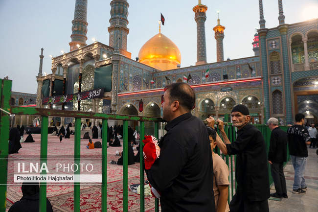 تعویض پرچم گنبد نورانی حضرت فاطمه معصومه سلام الله علیها