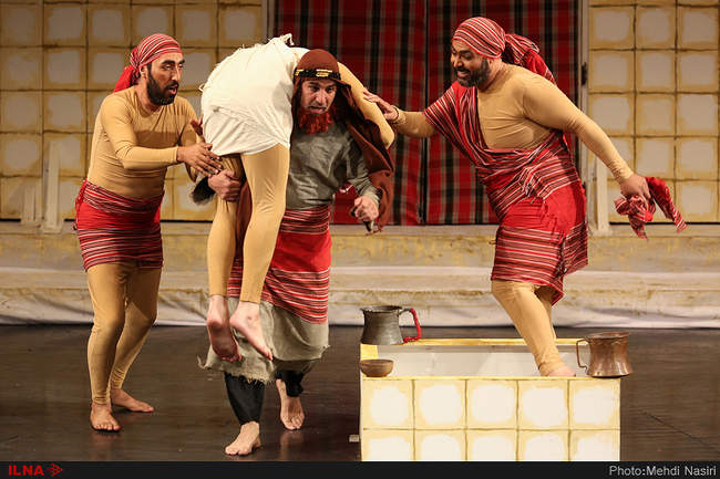 نمایش«مردی در آینه»