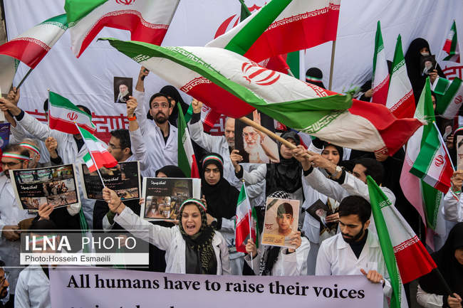 تجمع اعتراضی  روز گذشته کادر درمان مقابل بیمارستان گاندی