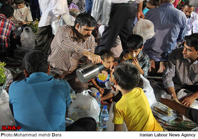 ضیافت افطاری در حرم مطهر امام رضا (ع) 