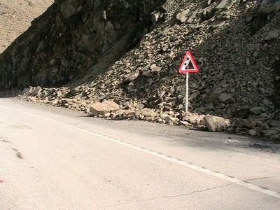 پاکسازی ریزش کوه و بازگشایی جاده چالوس