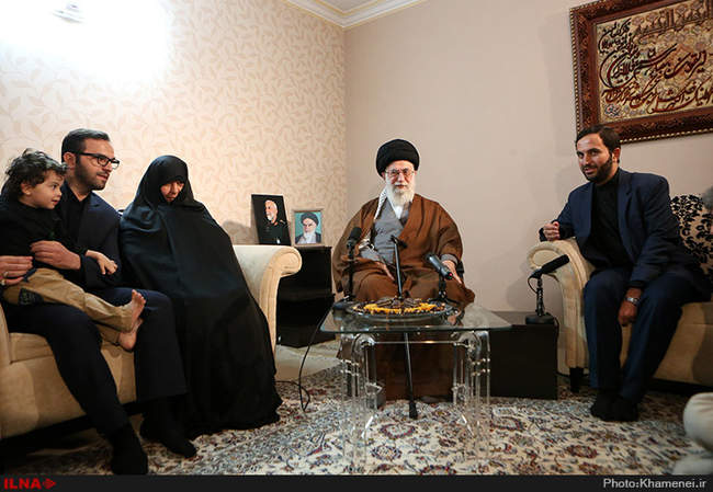 حضور رهبر انقلاب در منزل سردار شهید حسین همدانی