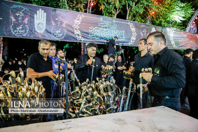 مراسم شاه حسین گویان در تکیه مکتب تشیع در شب عاشورا