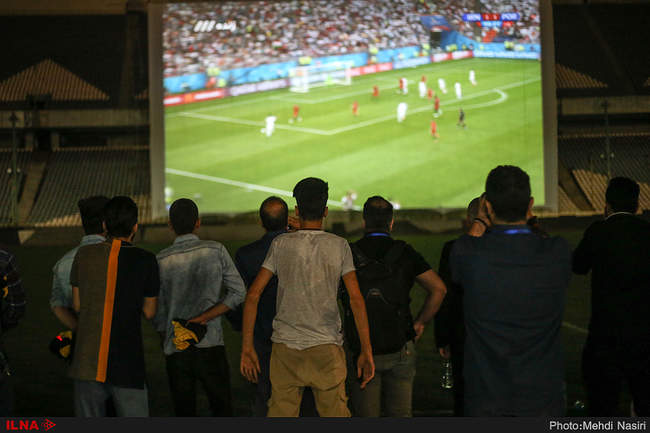 تماشای بازی ایران و پرتغال در ورزشگاه آزادی