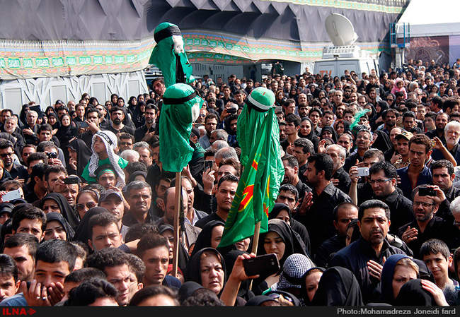 مراسم عزاداری و خیمه سوزان روز عاشورا در میدان امام حسین (ع) 
