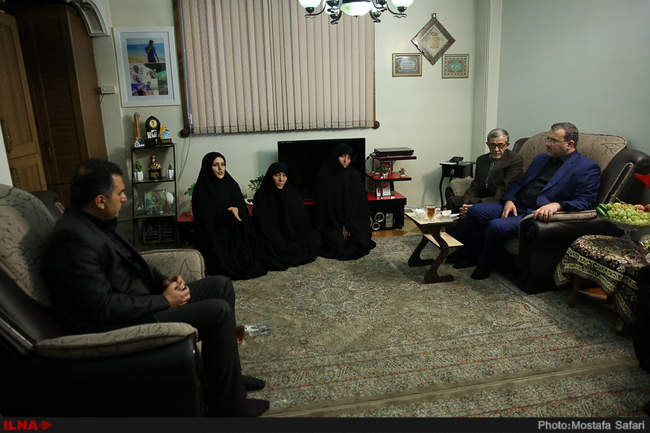 حضور فرید موسوی نماینده مجلس شورای اسلامی در منزل شهید آتش نشان فرید