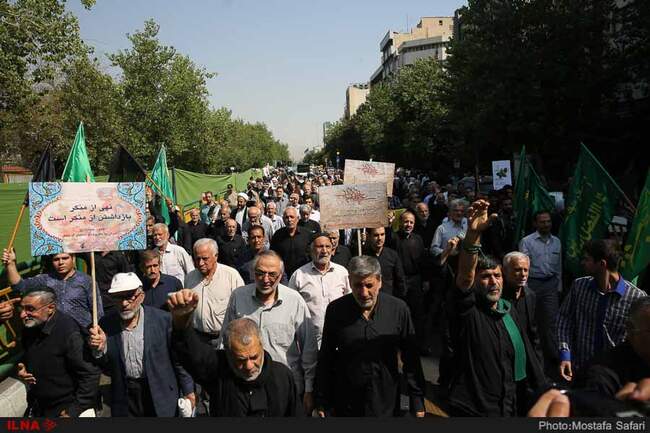 راهپیمایی نمازگزاران در اعتراض به سخنان رئیس جمهور آمریکا
